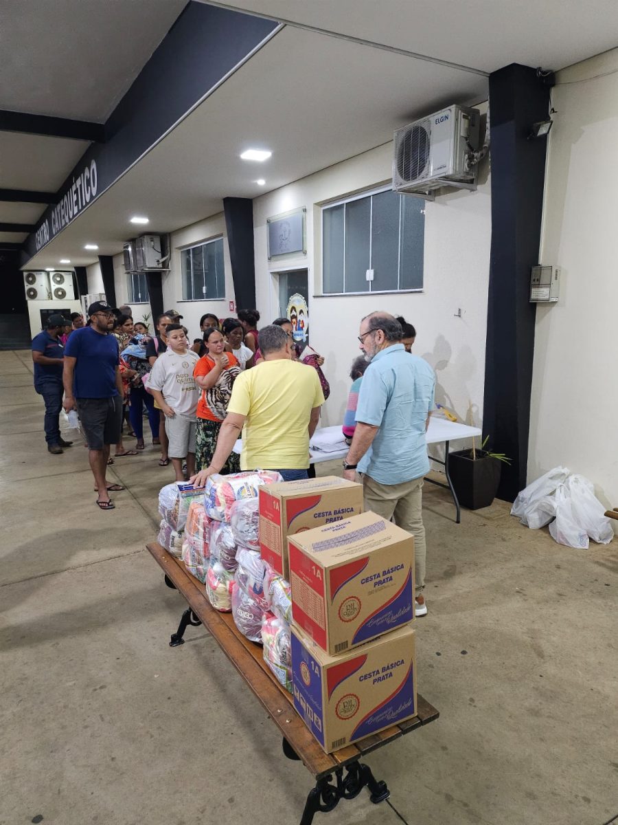 Entrega de cestas básicas para as famílias carentes (7)