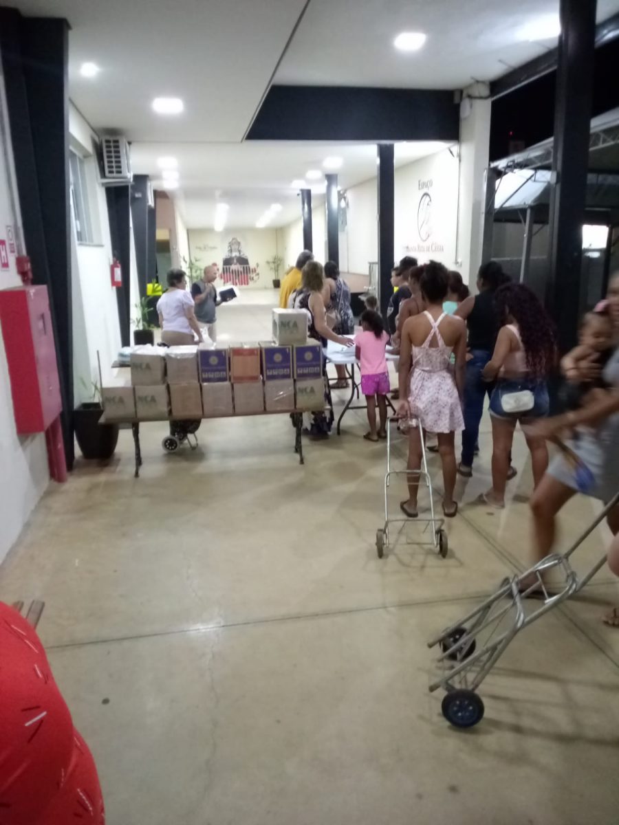 Entrega de Cestas Básicas a famílias carentes.